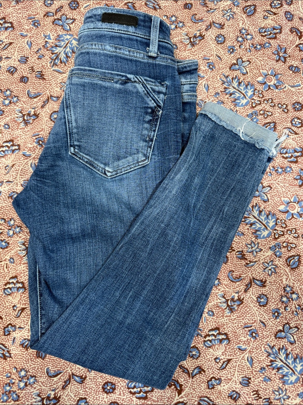 Buckle Women's Medium Blue Cropped Raw-Hem Jeans Fit No. 53